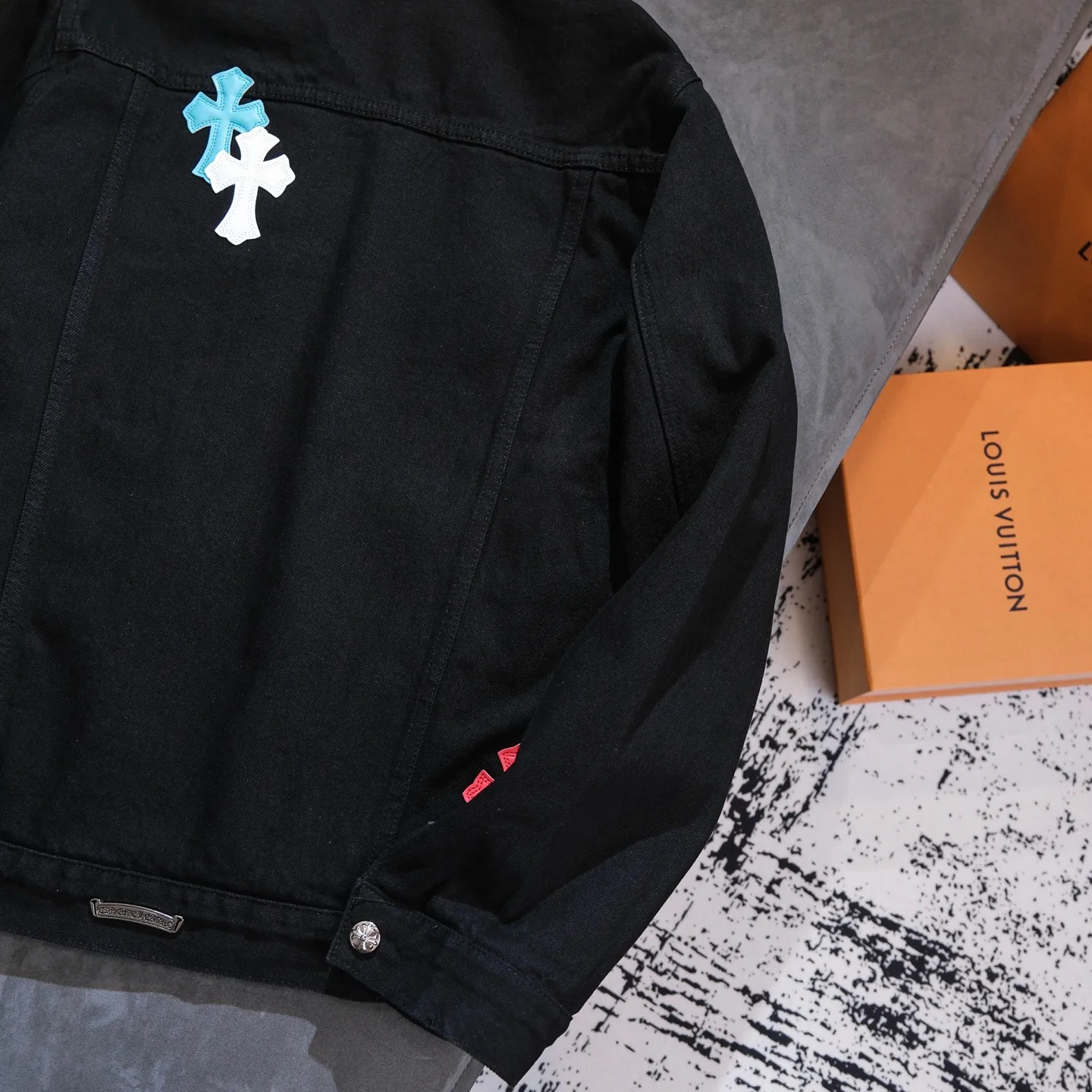 P340 ChromeHearts CH ChromeHearts Lamb Wool Collar Jacket Black Denim Jacket Colorful Cross Patchwork Leather Suede Lamb Wool Lining Fashionable and Personalized Super versatile and good-looking denim jacket Suitable for both men and women A must-have item Packaging Tag Collar Label Washed Wheat Complete Color: Black Size: S-XL